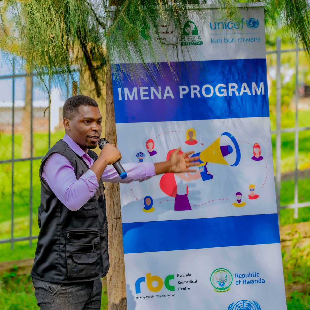 hezainitiatives's tweet photo. Yesterday, in @Nyamasheke , Kagano Sector, we launched the #ImenaProgram at Umugoroba wβUmuryango in partnership with @unicefrw & partners.
Together with local leaders & 48 FLFs, we focused on 3 behaviors, including #OneEggperChild, hygiene& Sanitation, ANC & poverty graduation. https://t.co/jOr0pVvEKl