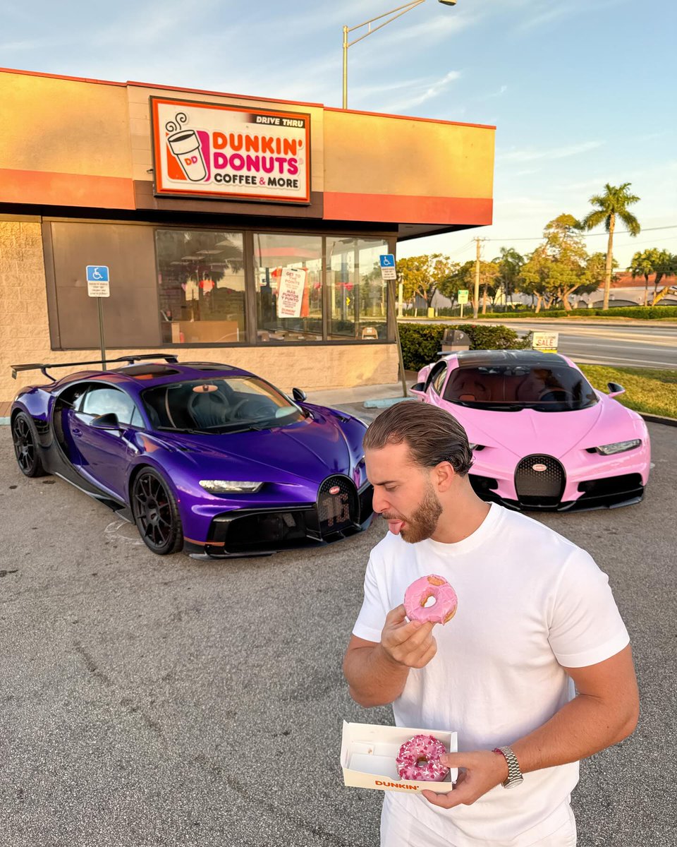 jakehaydenfx's tweet image. What color is your Bugatti…? Lol… which one…? 

#setandforget 

Crazy to think that 7 years ago I was working at Dunkin Donuts… never underestimate your potential