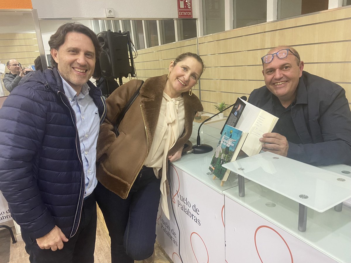 Juan Vicente Izquierdo (@jvizquierdo) on Twitter photo Tarde inmejorable en la librería Vuelo de palabras, con la presentación de la nueva novela de <a href="/CarlosAimeur/">Carlos Aimeur Urios</a> editada por <a href="/Olelibros/">Olelibros.com</a>. Pedazo novela llevaba entre manos. Tarde inmejorable en la librería Vuelo de palabras, con la presentación de la nueva novela de <a href="/CarlosAimeur/">Carlos Aimeur Urios</a> editada por <a href="/Olelibros/">Olelibros.com</a>. Pedazo novela llevaba entre manos.