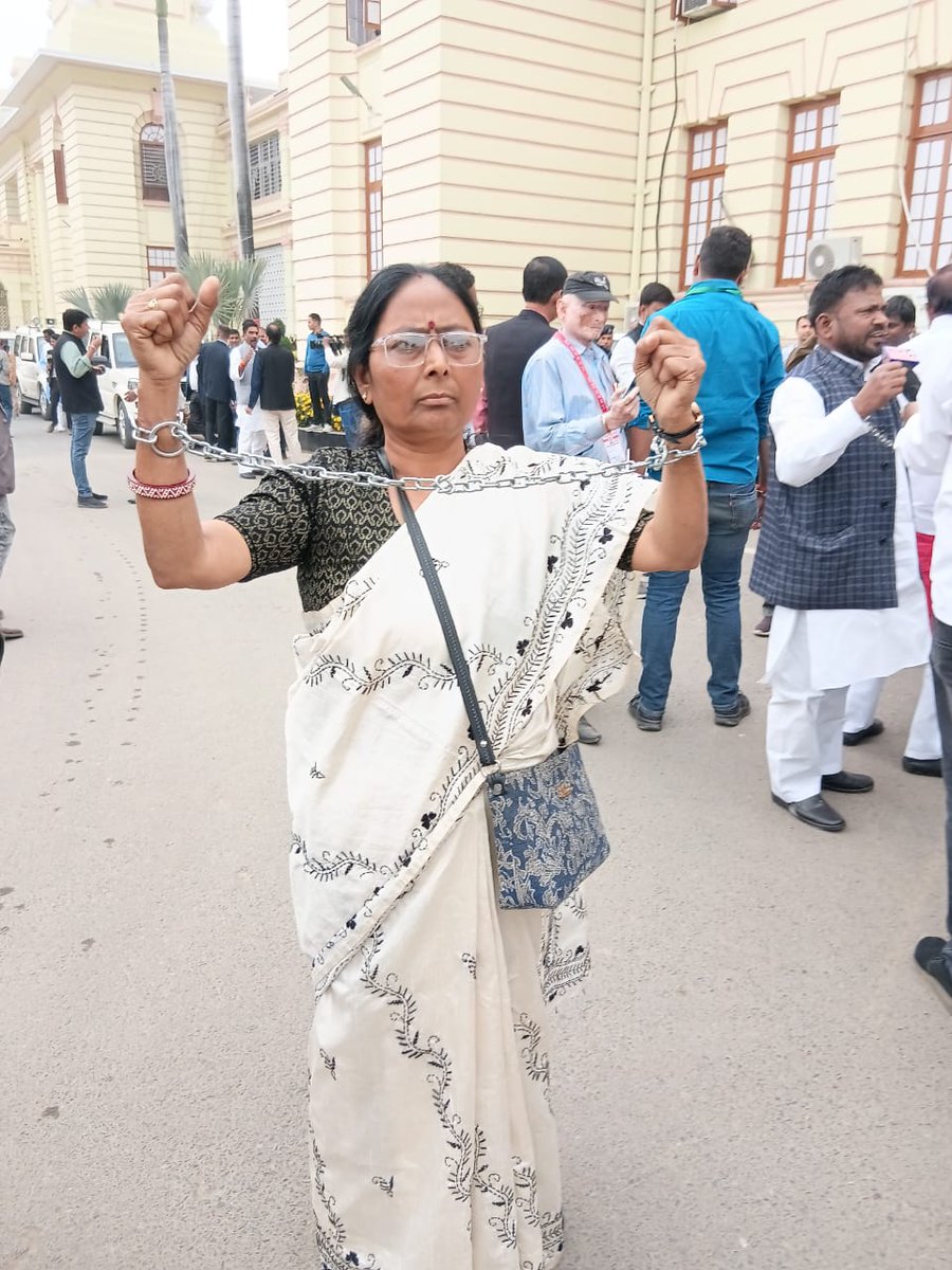 MayankYadavMBD's tweet image. बिहार विधान मंडल के पहले दिन भाकपा (माले) के विधायकों का जोरदार प्रदर्शन!

अमेरिका में प्रवासी भारतीयों के अपमान पर मोदी सरकार की चुप्पी क्यों? भारत के स्वाभिमान से कोई समझौता नहीं किया जाएगा! 

 #CPI(ML) #BiharVidhanMandala