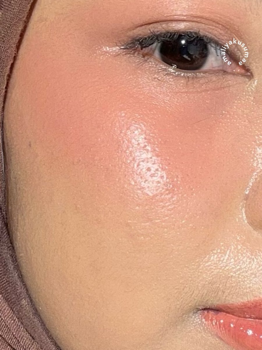 amaliyakusumaa's tweet image. MAKE UP HACKS FROM MUA... 💯👌🏻

ga heran teknik ini banyak dipakai oleh para MUA.... ternyata memang sengaruh itu ya buat make up/ complexion nempel &amp;amp; tidak crack...

from this:                               to this: