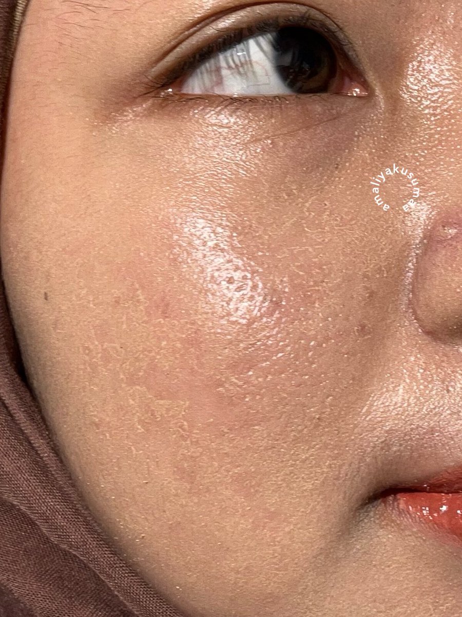 amaliyakusumaa's tweet image. MAKE UP HACKS FROM MUA... 💯👌🏻

ga heran teknik ini banyak dipakai oleh para MUA.... ternyata memang sengaruh itu ya buat make up/ complexion nempel &amp;amp; tidak crack...

from this:                               to this: