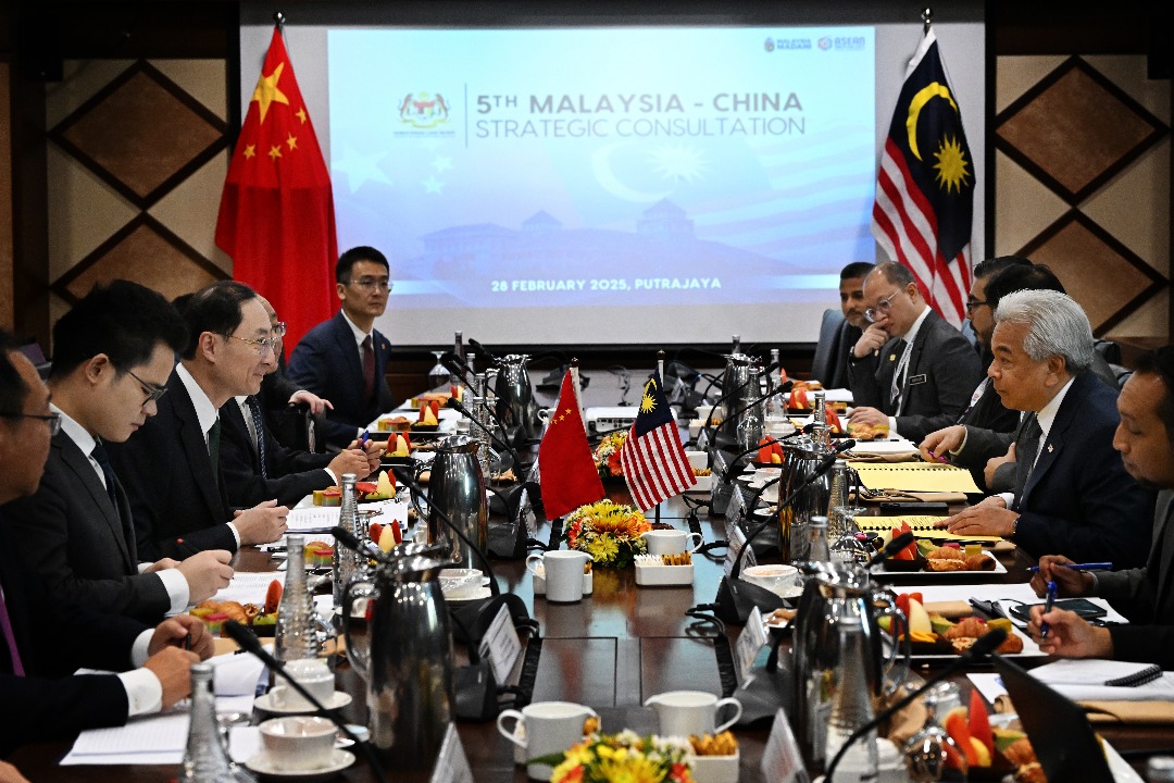 MalaysiaMFA's tweet photo. Secretary General Dato’ Sri Amran Mohamed Zin and Vice Minister of Foreign Affairs of the People’s Republic of China, H.E. Sun Weidong, co-chaired the 5th Malaysia-PRC Strategic Consultation at Wisma Putra this morning. (1/2)

#WismaPutra #MalaysiaChina https://t.co/iU5eQDgM2A