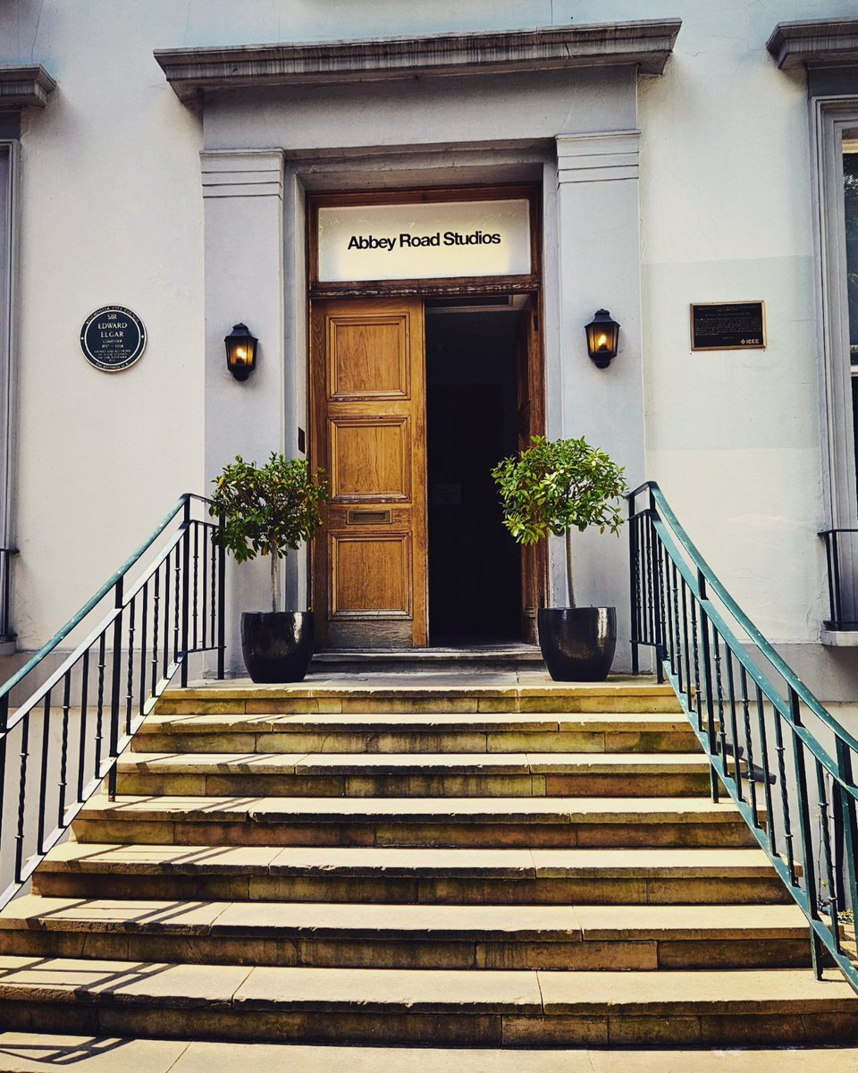 Robin Hoffmann tweet media