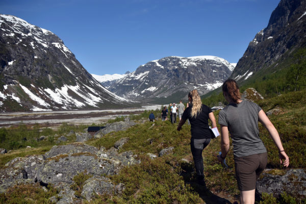 New #fieldwork chapters in The Field Guide to Mixing Social and  Biophysical Methods in Environmental Research!
🦺 Fieldwork safety planning and risk management:
doi.org/10.11647/obp.0…
🫶 Inclusive practices in fieldwork
doi.org/10.11647/obp.0…