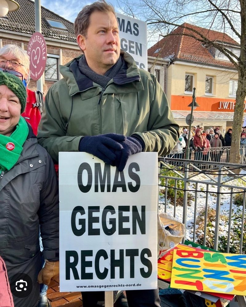 e_munich's tweet image. Sondierung für diese &apos;&apos;#Koalition&apos;&apos; startet.
Ein Land wählt rechts und bekommt dafür die #Antifa als &apos;&apos;#Regierung&apos;&apos;.
SPD-Chef Lars #Klingbeil hat in seiner  #Regierungskoalition die „#Omasgegenrechts“ finanziert, als „Oma gegen rechts“ demonstriert, sich zu „Omas gegen rechts“…