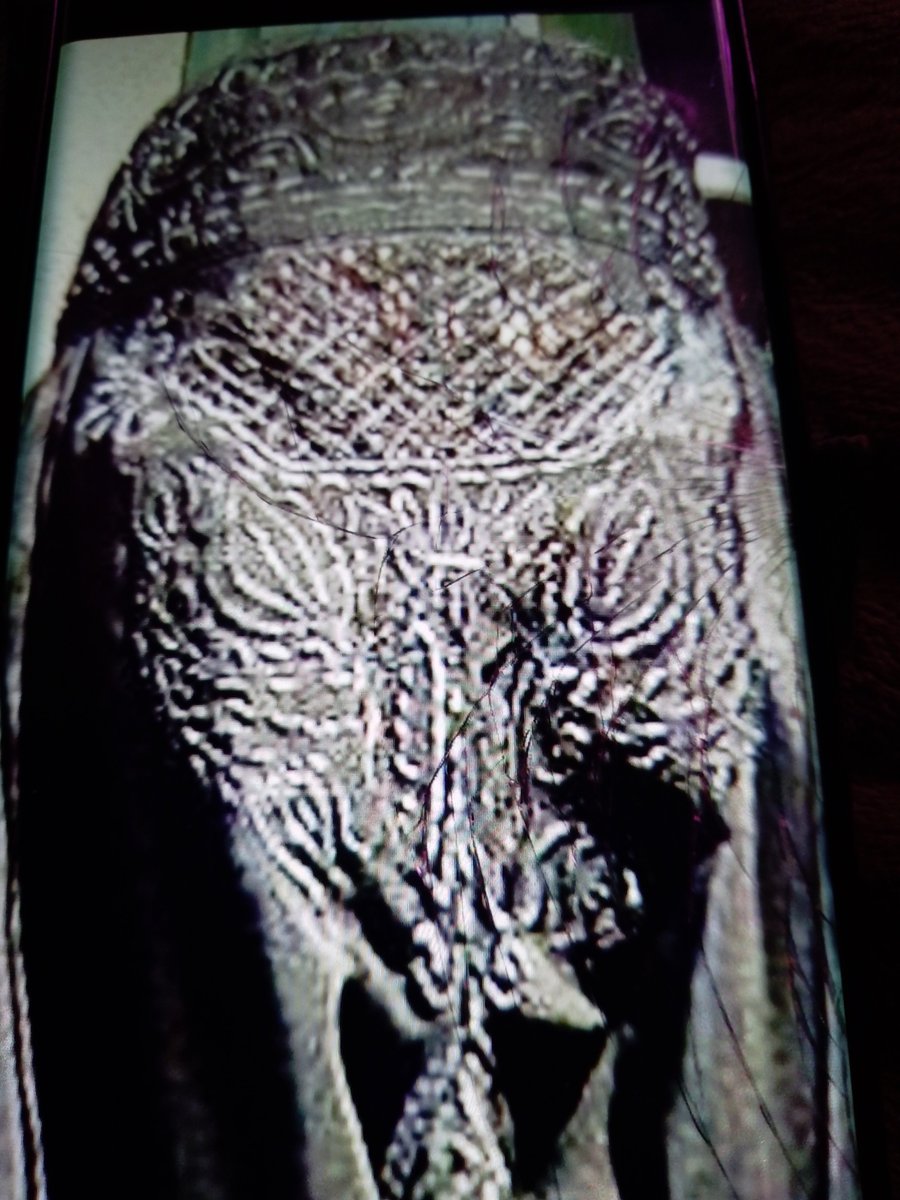 Kannir emand sagen wie das ihr heißen tut und wo Mann es kaufen kann

Can anyone tell me what it is called and where you can buy it