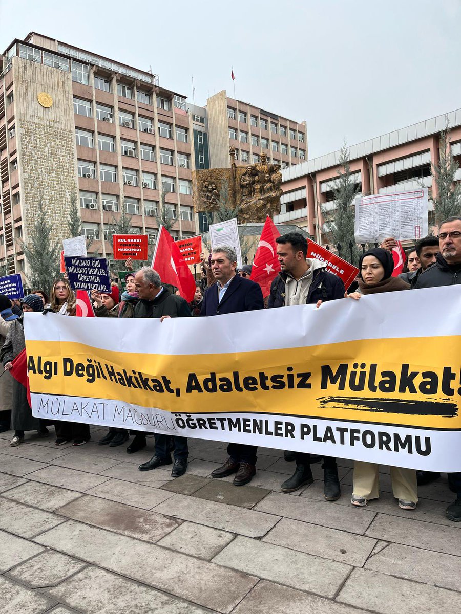 Bizler soğukta MEB önünde değil sınıflarımızda olmalıydık.Ek atama hakkımız 
#EkAtamaiçinMEBönündeyiz