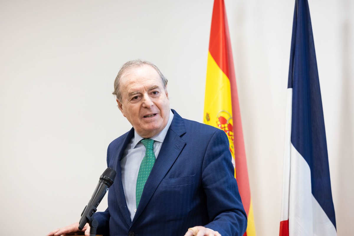 Francia es nuestro primer cliente comercial en el mundo, y segundo suministrador.  Muy agradecido por recibir la Medalla de Honor del Senado francés en el marco del reciente "Encuentro España- Francia con la universidad". Agradecer al Consejero de educación  y otras autoridades.