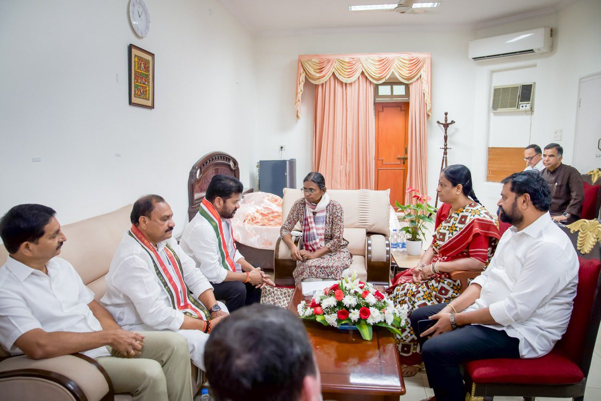 Revanth Reddy (@revanth_anumula) on Twitter photo We wholeheartedly welcome
Ms <a href="/MNatarajanINC/">Meenakshi Natarajan</a> garu on her first visit as AICC In-charge secretary of #Telangana
Looking forward to work together and strengthen our party further more. We wholeheartedly welcome
Ms <a href="/MNatarajanINC/">Meenakshi Natarajan</a> garu on her first visit as AICC In-charge secretary of #Telangana
Looking forward to work together and strengthen our party further more.