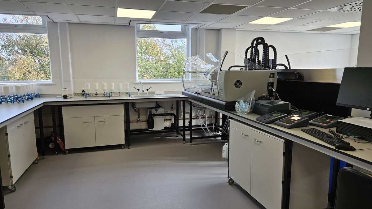 new_lab's tweet photo. A custom lab refit manufactured in-house and installed by our team - including cabinets, Trespa worktops, balance benches, lab tables, chairs and fume cupboards.
 
#LabTable
#MadeInBritain
#MadeInYorkshire
#EnablingScience
#Trespa
#LabFurniture
#LabSinks
#FumeCupboards
#LabChairs https://t.co/UIdwCKZ3QR