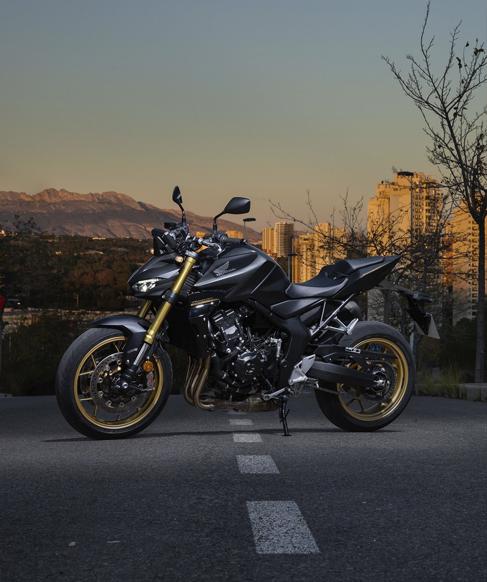 HondaMotosES's tweet photo. ¿Te atreves con la #CB1000HornetSP? 🔥
Carácter y rendimiento para quienes buscan ir más allá.
CB1000 Hornet SP: Más que una moto, una declaración de poder. 💪
👉 https://t.co/gIeAl01hSS https://t.co/RigkVHGnSB