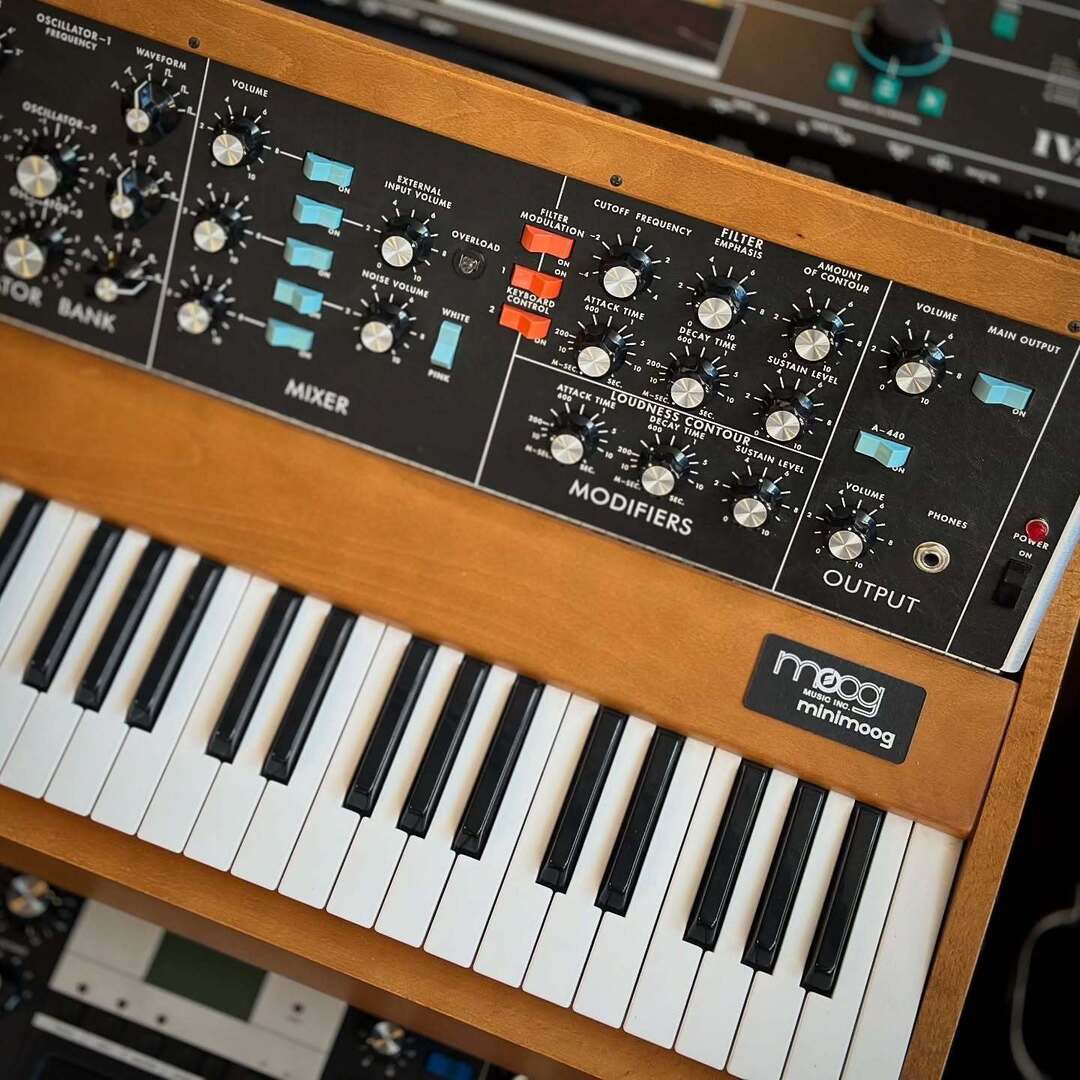 foundsound_'s tweet photo. Our all time favourite! 💜
What’s your favourite Moogy? Hard to pass up this all-timer 2016 reissue Minimoog Model D.
A good chunk off from a new one and wayyyyyyyy cheaper than the OG! 🤑
#minimoog #moog #moogy
#minimoogmodeldreissue #modeld
#moogmod… https://t.co/EDDyCi3dEk https://t.co/u3lRxEd9GM