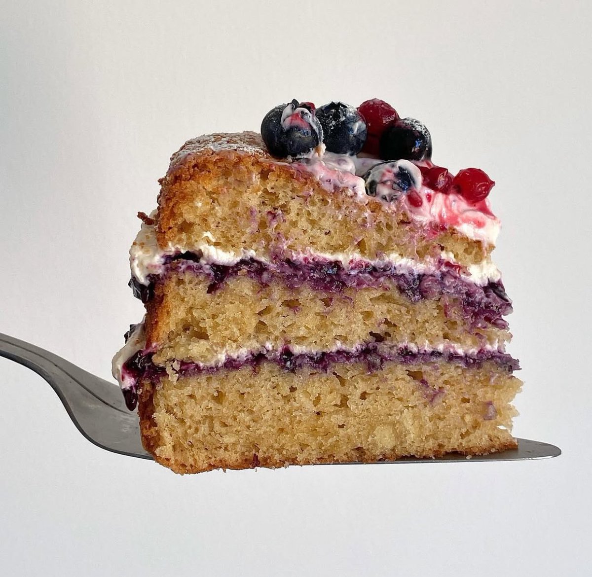 saweeeties's tweet image. if spring was a cake: vanilla blueberry chiffon cake, blueberry compote, creamy vanilla chantilly, rose petals, berries and redcurrants ontop. recipe is up. so proud of this one. 🌷