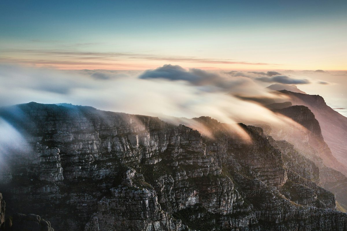 More than 100 firefighters tackled two blazes on South Africa's Table Mountain, with authorities reporting significant progress in controlling the fires that threatened Cape Town.

Find out more: securityafricamagazine.com/100-firefighte…

#Fire #CapeTown #Africa #SouthAfrica #TableMountain