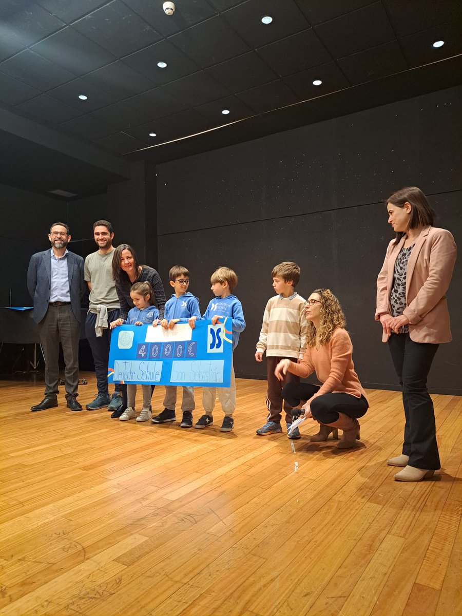 #VielenDank an die deutsche Schule für die 4000 €, die sie auf dem Weihnachtsmarkt gesammelt hat, um die Arbeit von UNICEF und die #RechtederKinder zu unterstützen.💙
Eskerrik asko al Colegio Alemán de Donostia y su AMPA por todo el esfuerzo. Con ello, protegeremos a la infancia