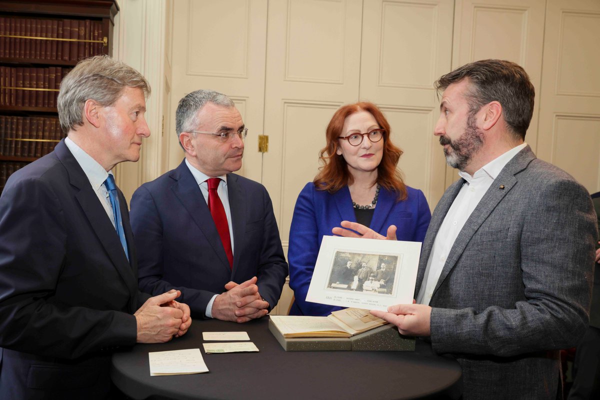 Royal Irish Academy (@riadawson) on Twitter photo Tá fógra déanta ag an Aire Forbartha Tuaithe agus Pobail agus na Gaeltachta, <a href="/daracalleary/">Dara Calleary</a>, faoi chistiú €1,133,196 thar thréimhse ceithre bliana d’Fhoclóir Stairiúil na Gaeilge. Clár taighde is ea an foclóir stairiúil de chuid Acadamh Ríoga nah Éireann (ARÉ) a bhfuil de Tá fógra déanta ag an Aire Forbartha Tuaithe agus Pobail agus na Gaeltachta, <a href="/daracalleary/">Dara Calleary</a>, faoi chistiú €1,133,196 thar thréimhse ceithre bliana d’Fhoclóir Stairiúil na Gaeilge. Clár taighde is ea an foclóir stairiúil de chuid Acadamh Ríoga nah Éireann (ARÉ) a bhfuil de