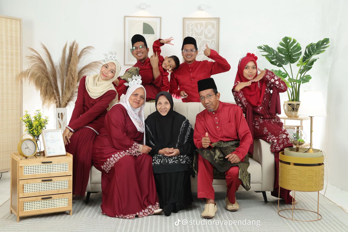 hilmyhalim75's tweet photo. Sebenarnya hari raya adalah alasan terbaik untuk dapat gambar sekeluarga. Semua tengah handsome, tengah cantik, tengah comel dan paling penting, semua tengah 0-0. 

Jadi apa kata kalau abadikan momen ni dengan gambar studio? https://t.co/CbMNoj7JZu