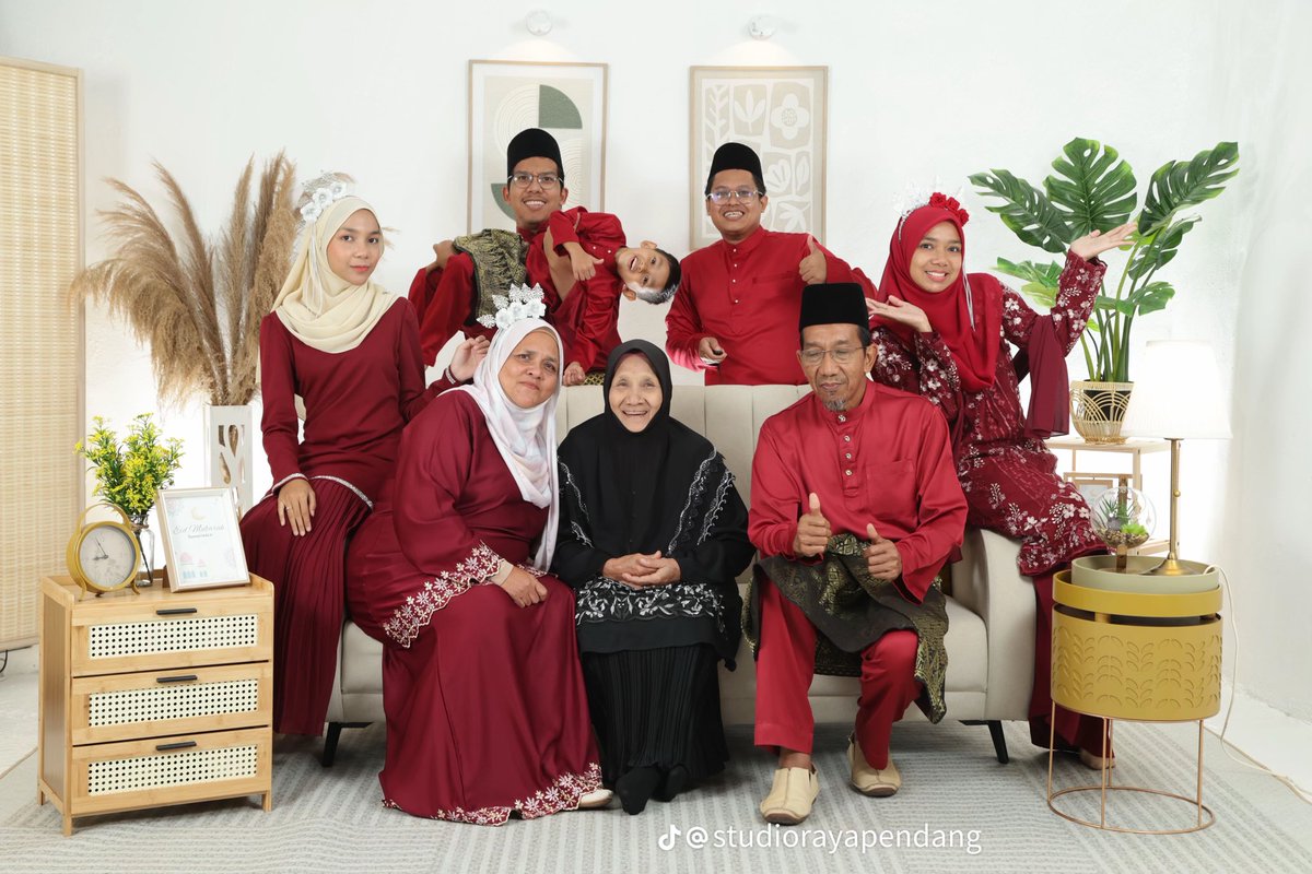 hilmyhalim75's tweet photo. Sebenarnya hari raya adalah alasan terbaik untuk dapat gambar sekeluarga. Semua tengah handsome, tengah cantik, tengah comel dan paling penting, semua tengah 0-0. 

Jadi apa kata kalau abadikan momen ni dengan gambar studio? https://t.co/CbMNoj7JZu