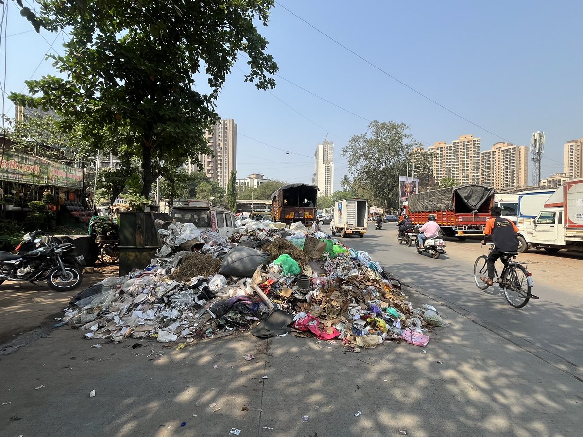 harsh1k's tweet photo. Dear @mybmc a pile of waste has been lying in the middle of a road-blocking half the street at Goregaon East filmcity road since 5 days. https://t.co/r0cPZlr4wq