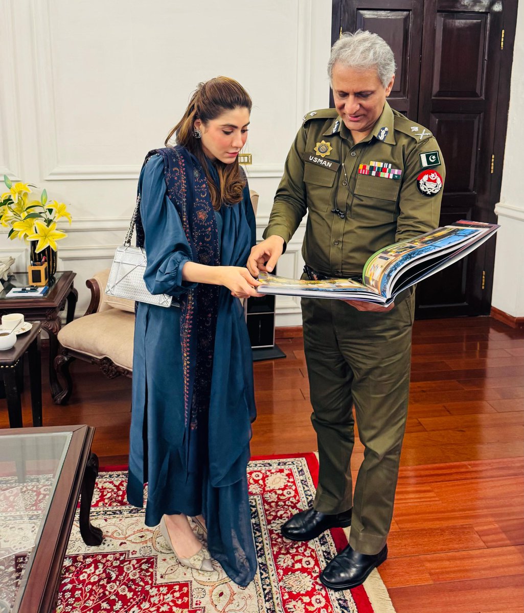 Hina Parvez Butt (@hinaparvezbutt) on Twitter photo آئی جی پنجاب ڈاکٹر عثمان انور صاحب سے ملاقات، خواتین کے کیسز اور مسائل کے حوالے سے گفتگو کی۔۔ پنجاب پولیس بہت زبردست کام کر رہی ہے، چند لوگوں کی غلطیوں کی وجہ سے ہم پوری فورس کو غلط نہیں کہہ سکتے، بے شک پنجاب پولیس ہی مشکل وقت میں شہریوں کی مدد کو آتی ہے <a href="/OfficialDPRPP/">Punjab Police Official</a> آئی جی پنجاب ڈاکٹر عثمان انور صاحب سے ملاقات، خواتین کے کیسز اور مسائل کے حوالے سے گفتگو کی۔۔ پنجاب پولیس بہت زبردست کام کر رہی ہے، چند لوگوں کی غلطیوں کی وجہ سے ہم پوری فورس کو غلط نہیں کہہ سکتے، بے شک پنجاب پولیس ہی مشکل وقت میں شہریوں کی مدد کو آتی ہے <a href="/OfficialDPRPP/">Punjab Police Official</a>