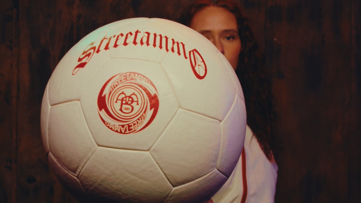 aabsportdk's tweet photo. Streetammo x AaB: En fusion af streetwear og fodboldkultur

Streetwear-brandet Streetammo og AaB er gået sammen om en limiteret kollektion, der fusionerer streetwear og fodboldkultur.

👉 https://t.co/6Ffhc3c7Kr

#AaB #SuperAaB #sldk https://t.co/L8p8yyq1sR