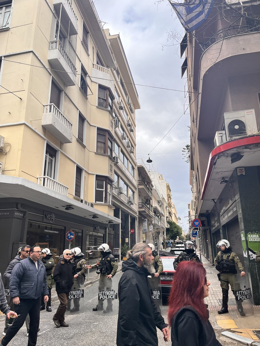 xarismt's tweet image. Τώρα έχουν κλείσει Μαυρομιχαλη και Σολωνος έχουν εγκλωβίσει 100 άτομα
#Τεμπη_συγκαλυψη #antireport #28Φλεβάρη #28φλεβαρη_απεργια