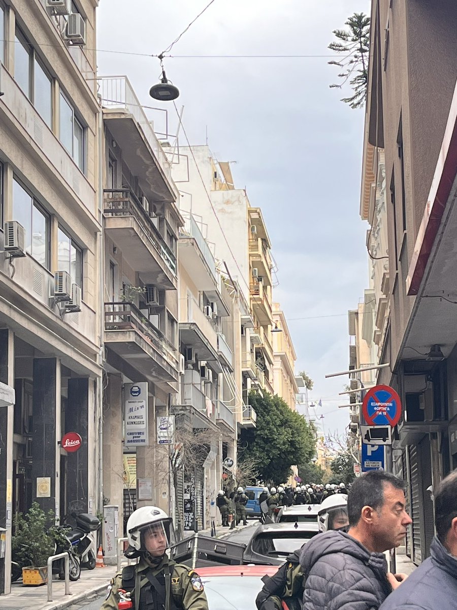 xarismt's tweet image. Τώρα έχουν κλείσει Μαυρομιχαλη και Σολωνος έχουν εγκλωβίσει 100 άτομα
#Τεμπη_συγκαλυψη #antireport #28Φλεβάρη #28φλεβαρη_απεργια