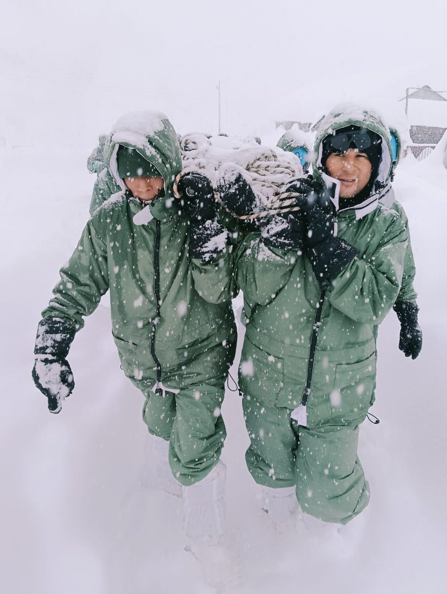 suryacommand's tweet image. #IndianArmy
#SuryaCommand
An avalanche struck a GREF Camp near Mana village in Garhwal Sector. A number of labourers are feared to be trapped. Indian Army’s IBEX BRIGADE swiftly launched rescue operations inspite of continuing heavy snowfall and minor avalanches. So far 10…