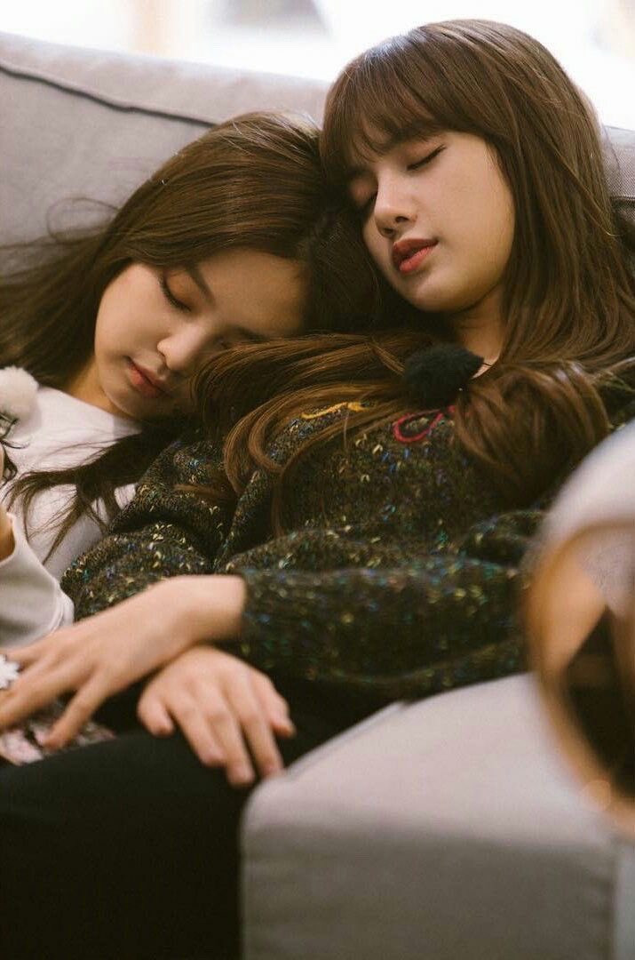 beulpingjenlisa's tweet photo. someone said most favorite jenlisa pic https://t.co/Noy8exrlTq