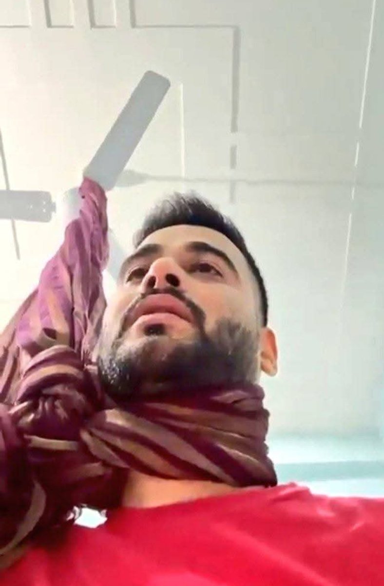 यह फ़ोटो आज फिर से वायरल है कुछ महीनों पहले ऐसे ही एक पुरुष से ने किया था  कुछ बदला नहीं ... महिला सशक्तिकरण सच में बहुत जरूरी था और गलत भी नहीं लेकिन इस सशक्तिकरण की आड़ में कुछ महिलाओं ने इसका जो फायदा उठाया है वह सच में बहुत डरावना है और इसकी कीमत उन पुरुषों को, उन परिवारों को