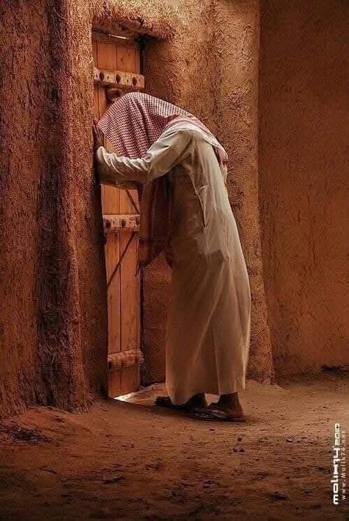 بالامس البعيد بني اسرائيل
تركوا رب موسى وعبدوا البقر
وأمة رسولنا محمد من بعده
تركوا عبادة الله وعبدوا أصنام البشر
من كان دينه غير التوحيد لله
قد أشرك بعبادته لله وقد كفر
العبد حقا من كان عاشقا وموحدا لربه
لا عبدا بائعا نفسه وعبادته للبشر
قد اصبح الدين اليوم في خطر

#تجليات_الروح