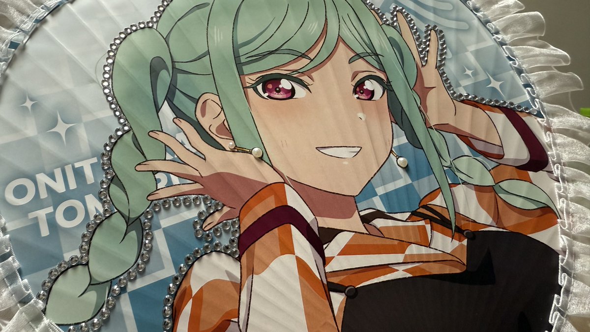 chair_pf's tweet photo. 今は別界隈に転生して元気にうちわとブレード振るオタクに成長しました🥱

来週の東京公演に向けてうちわデコ頑張ってます〜😌 https://t.co/V3LYbkfcpw