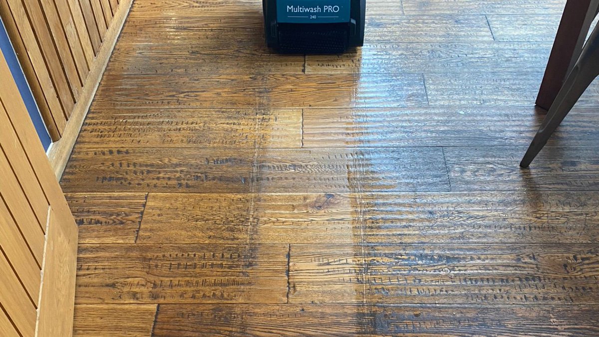 TruvoxInt's tweet image. Fantastic results from the Multiwash PRO 240 on wooden floors! 
The MWPRO range is effective on all floors, with brushes available for carpets, hard floors and escalators. Visit bit.ly/truvoxmwpro to find out more.
#multiwash #machinedemo #floorcare