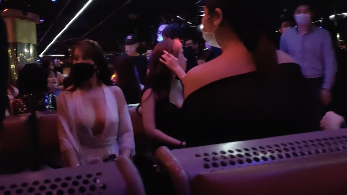 很多舞女都是真空上阵的,主要是方便顾客。很多X友不相信,有图为证。这张图片拍自苏州某舞厅。 https://t.co/jx8jd1h8J3