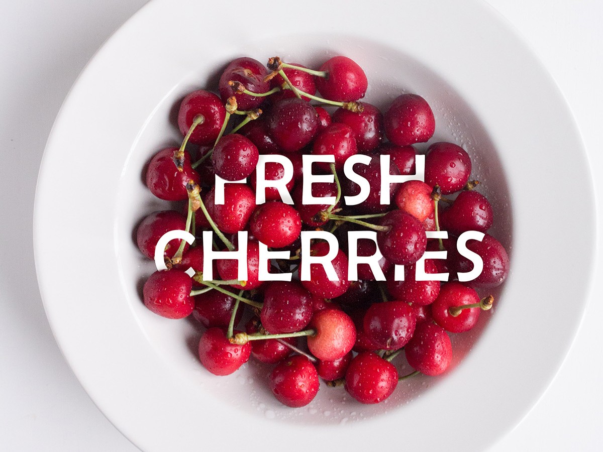 hisui_web1711's tweet image. 今日は #忍者CODE のWeb制作＆デザインコースで、STEP6「【演習】アートポスターを作成してみよう_1」を学習しました！🍒

さくらんぼを部分的に文字の前に配置するだけかと思ったら、境界線にぼかしを入れて違和感をなくしたり影を入れて立体的にしたり奥が深かった！
#ヒスイのWebデザイン学習メモ