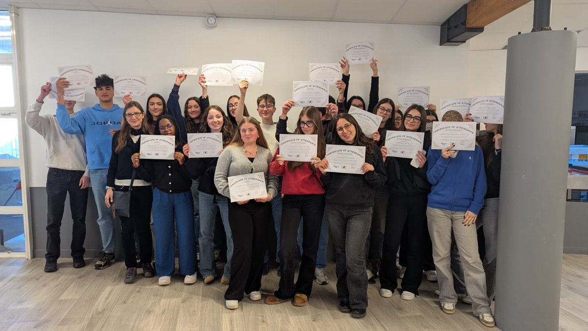 Erasmus + Initiation à la danse bretonne, aux jeux bretons et crêpes réalisées sur un bilig. Les élèves ont partagé leur savoir-faire. La journée s’est terminée par la remise des certificats pour nos participants au programme Erasmus +. #SFND #Lesneven #erasmus+