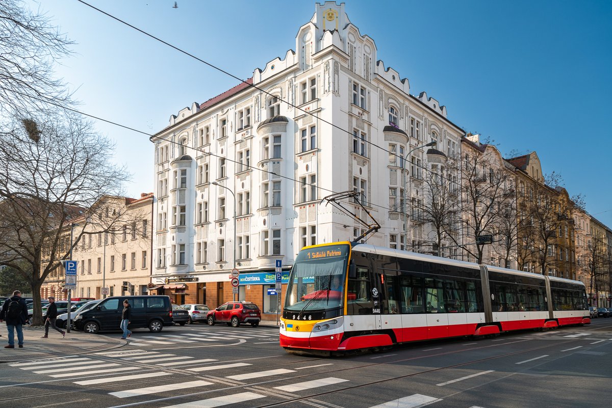 OFICIÁLNÍ VYJÁDŘENÍ | Případ řidiče tramvaje z linky 7 jsme neprodleně interně prošetřili. Způsob, jakým řidič řešil provozní situaci je v naprostém rozporu nejen s interními pravidly DPP, ale i zákony ČR a dobrými mravy. Takové chování DPP netoleruje a tolerovat nebude. DPP
