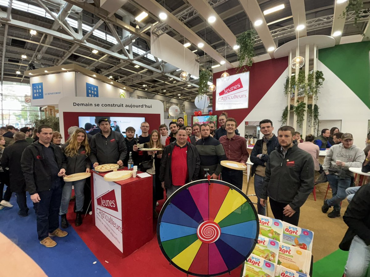 Les <a href="/JAregionIDF/">JA Région IDF</a> sont venus en nombre ce matin pour animer notre stand dans le hall 4 💪☀️