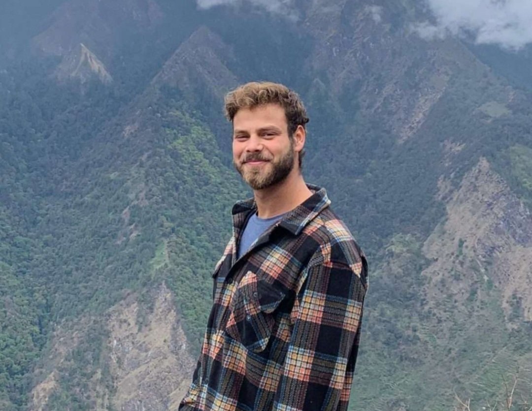 הילד היפה הזה עם העיניים הטובות יושב עכשיו במנהרות חמאס כבול בשלשלאות שקורעות לו את הבשר עם פציעה בעיניים שלא טופלה כבר שנה וחצי.

רק תזכורת.

סופשבוע נעים לכולם.