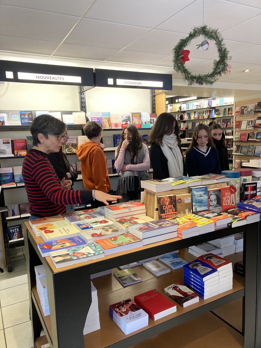 Les élèves de 3e SEGPA ont visité la librairie Saint-Christophe à Lesneven dans le cadre du projet « Jeunes en librairie ». Ils ont été accueilli par Claire Hueber, la libraire. Ils ont eu la possibilité de choisir un livre. Un beau moment d’échange !#SFND #Lesneven