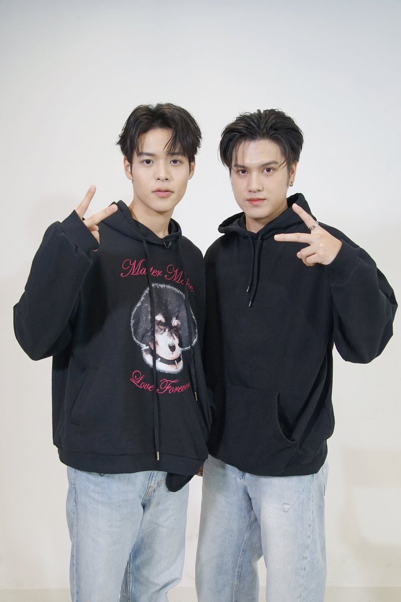 Poonmit_id's tweet photo. Udah setahun aja ya? Mimin terharu deh liat  perkembangan Poon sekarang. Makasih buat Marc udah jadi partner yang baik buat Poon. Ga sabar ngeliat gebrakan2 baru mereka lagi🥹. Yuk bisa yuk 🤏🏻

#1stLovewithMarcPoon https://t.co/u9iU7XSwqE