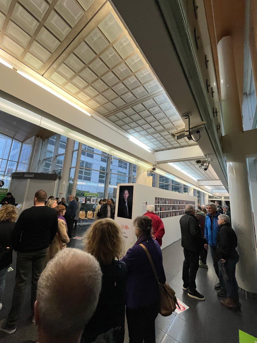 Hier a eu lieu le vernissage de l'exposition de 180 portraits réalisés dans l'Unité 4B de neuro-oncologie du CHRU de Nancy, un projet qui met en lumière les acteurs de l’hôpital et valorise l’humain, au-delà des rôles et de l’état de santé.

+ d'infos 👉 bit.ly/3Dfm6ez