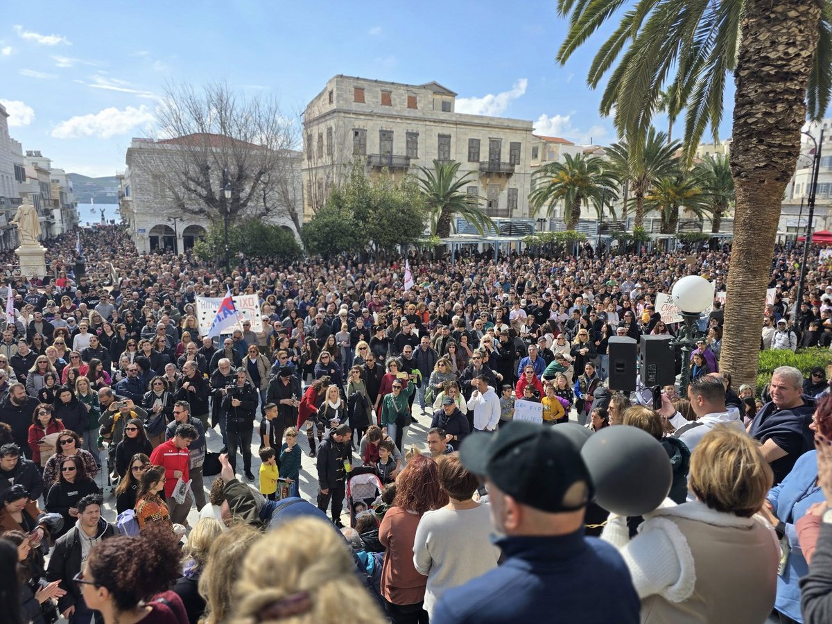 cpatriar's tweet photo. Για τα δεδομένα της Σύρου αυτός ο κόσμος είναι υπερβολικός ,ποτέ αλλοτε https://t.co/23Ej3jyjD2