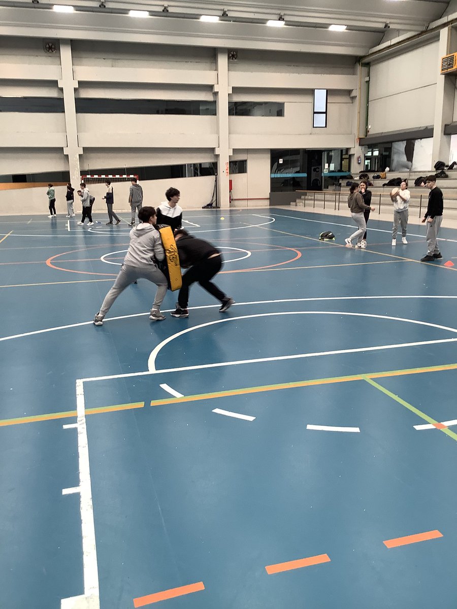 ColegioCirculo's tweet image. Hemos tenido la suerte de recibir la visita de las jugadoras del Club Pingüinas Rugby Burgos , nos han  enseñado como funciona  y su buen ambiente. 
Una gran experiencia que deseamos poder volver a repetir. ¡Gracias Pingüinas!
@PinguinasRugby