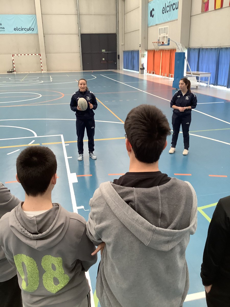 ColegioCirculo's tweet image. Hemos tenido la suerte de recibir la visita de las jugadoras del Club Pingüinas Rugby Burgos , nos han  enseñado como funciona  y su buen ambiente. 
Una gran experiencia que deseamos poder volver a repetir. ¡Gracias Pingüinas!
@PinguinasRugby