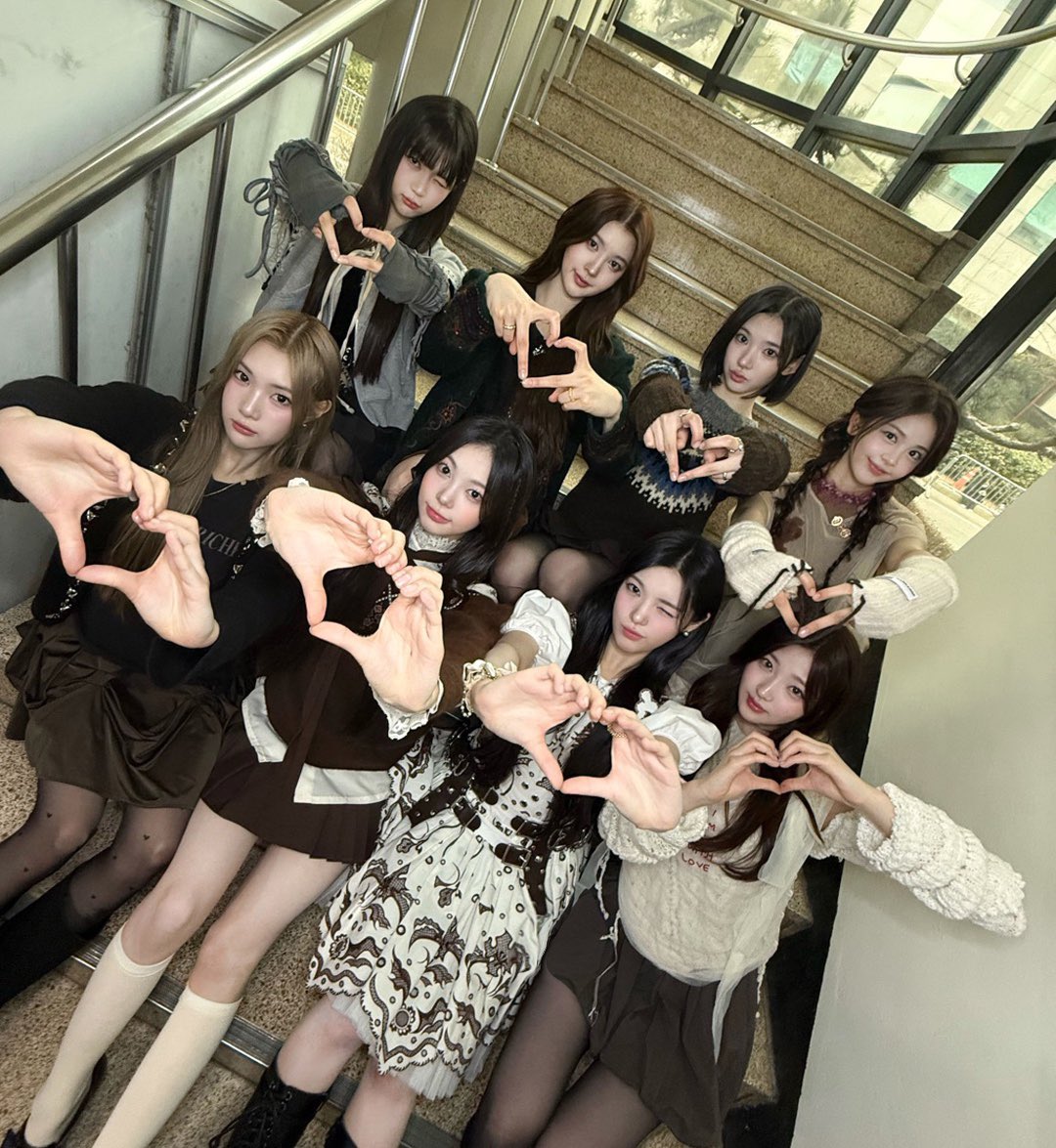 Hearts2Hearts's tweet image. 🫶🫶🫶🫶
🫶🫶🫶🫶 

#Hearts2Hearts #하츠투하츠 #H2H 
#TheChase #Hearts2Hearts_TheChase  
#뮤직뱅크 #MusicBank