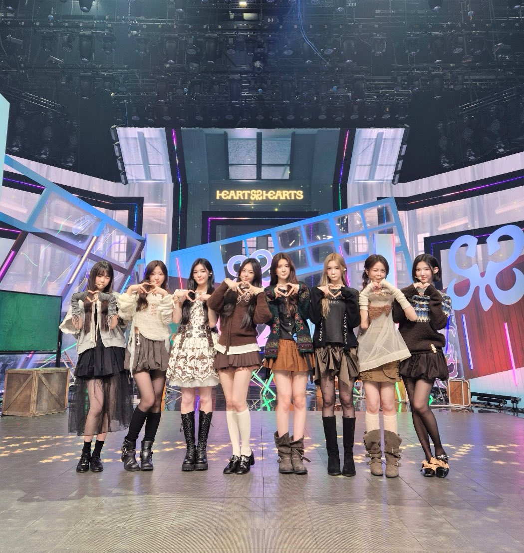 Hearts2Hearts's tweet image. 🫶🫶🫶🫶
🫶🫶🫶🫶 

#Hearts2Hearts #하츠투하츠 #H2H 
#TheChase #Hearts2Hearts_TheChase  
#뮤직뱅크 #MusicBank