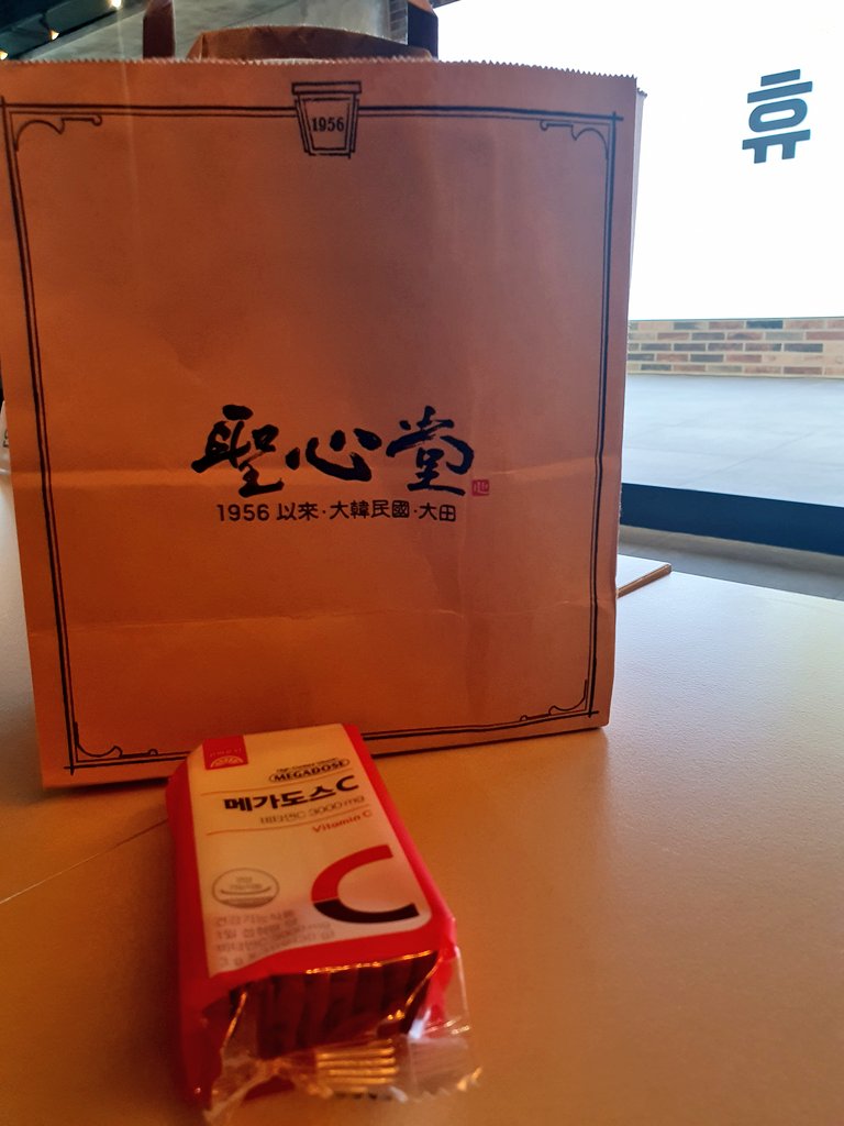 오늘 좋은 기회를 얻어 카카오페이지 그로우업톡앤톡6th 에서 짧은 강의를 했습니다.
목감기 때문에 듣기 힘드셨을텐데 참석해주신 모든 분들께 감사인사 드립니다. 빵과 비타민 선물도 감사합니다!!!><
웹소설 연재에 부디 조금이라도 도움이 되었길 바랍니다😘