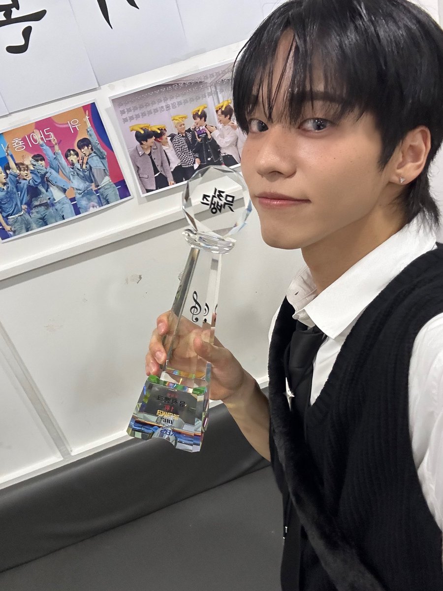 ONF_members's tweet photo. [#유 #U] 데뷔때부터 목표중 하나였던 공중파 1위를 드디어 이뤘어요🤩❤️‍🔥 활동 하면서 이렇게 연속으로 1위를 받게되어 넘 기쁘고 퓨즈들!!! 사랑해💙
地上波1位本当にありがとうございます❤️‍🔥
活動しながら連続で1位を貰うことが初めてなのですごく嬉しいです☺️
早く日本で会いましょうFUSE!!⭐️ https://t.co/1Z4dhvynHS